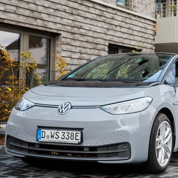 Zwei Frauen stehen vor einem grauen WSG Mobil 