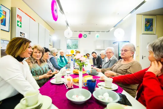 Gruppe von Menschen essend im Cafe Trio