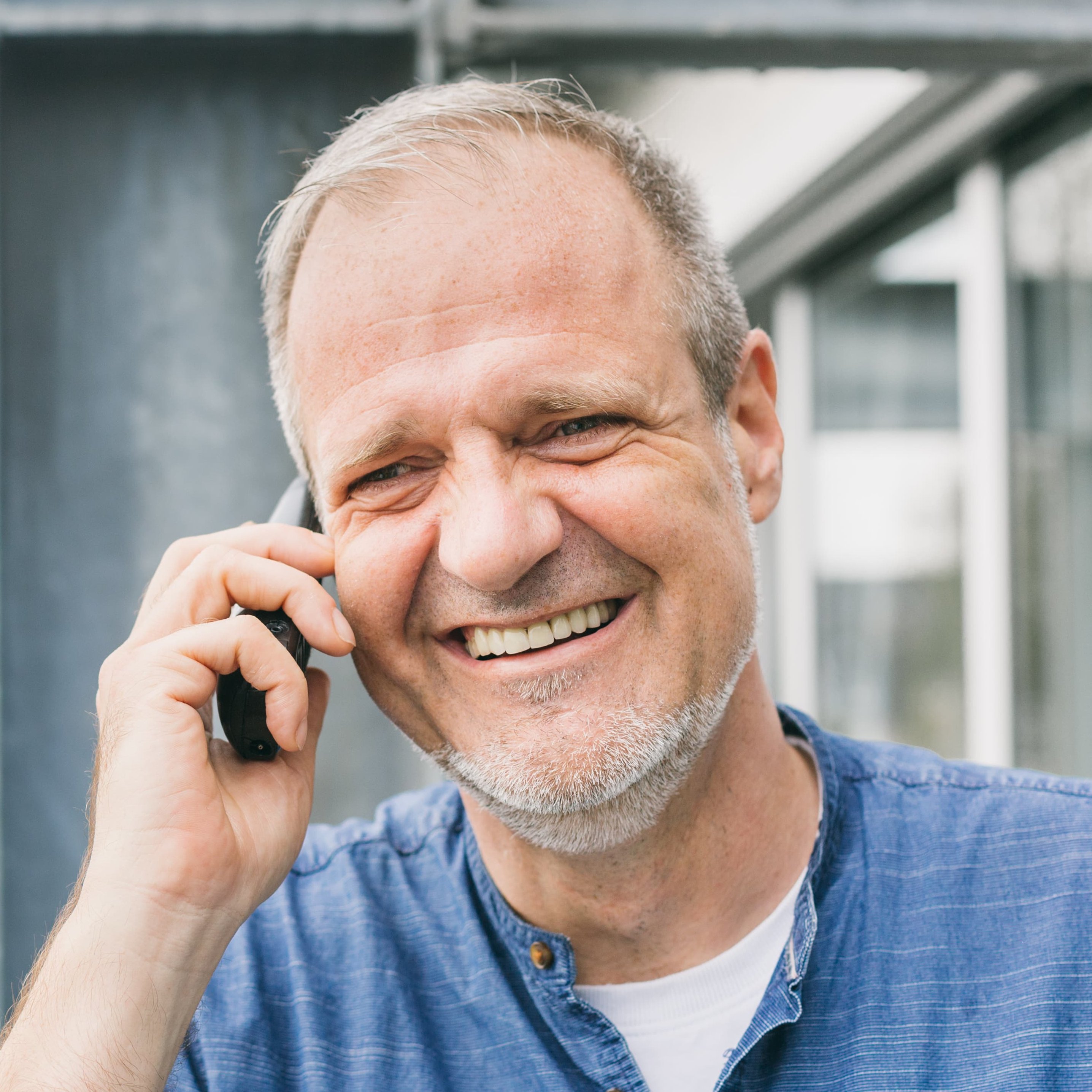 Mann im Leinenhemd telefoniert