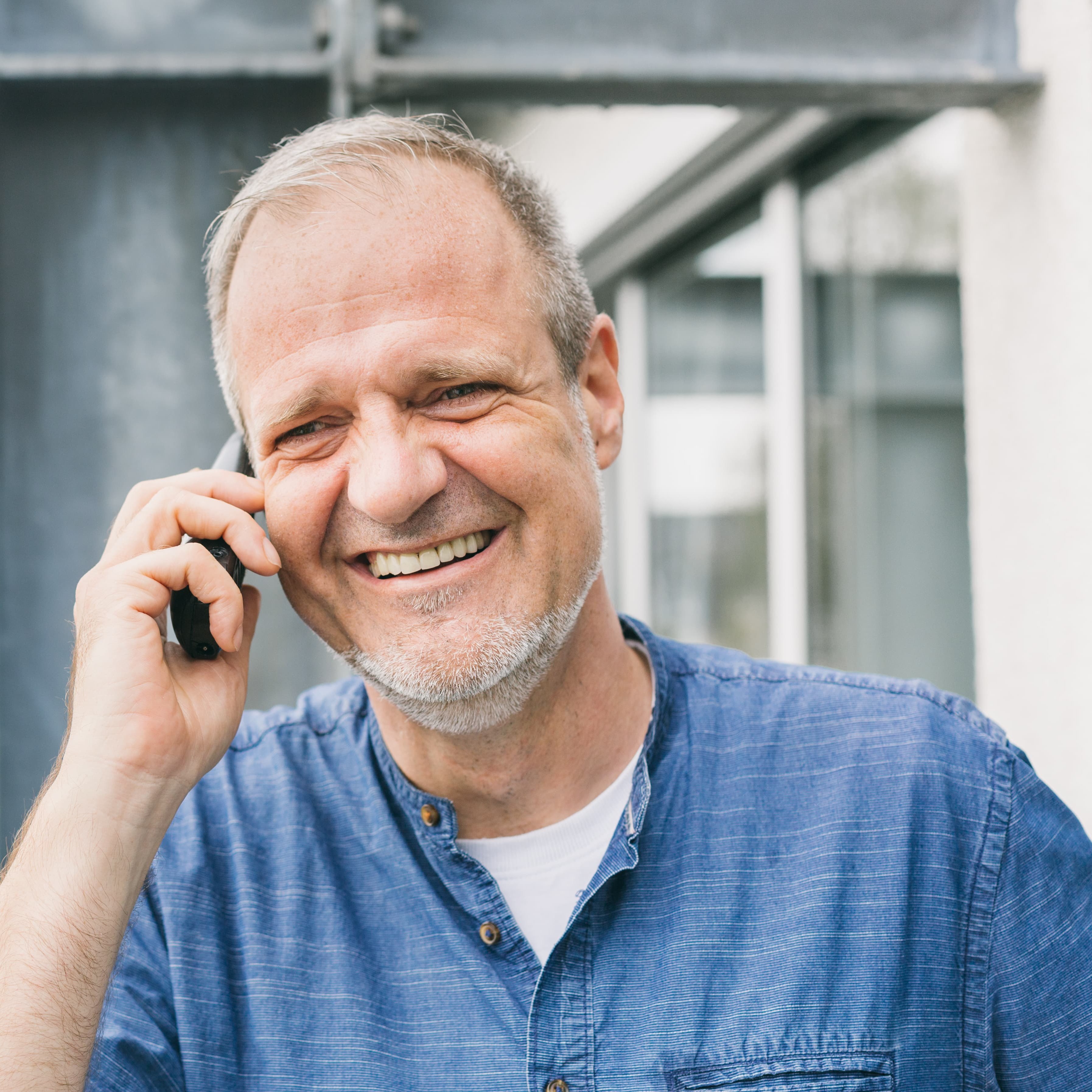 Mann im Leinenhemd telefoniert