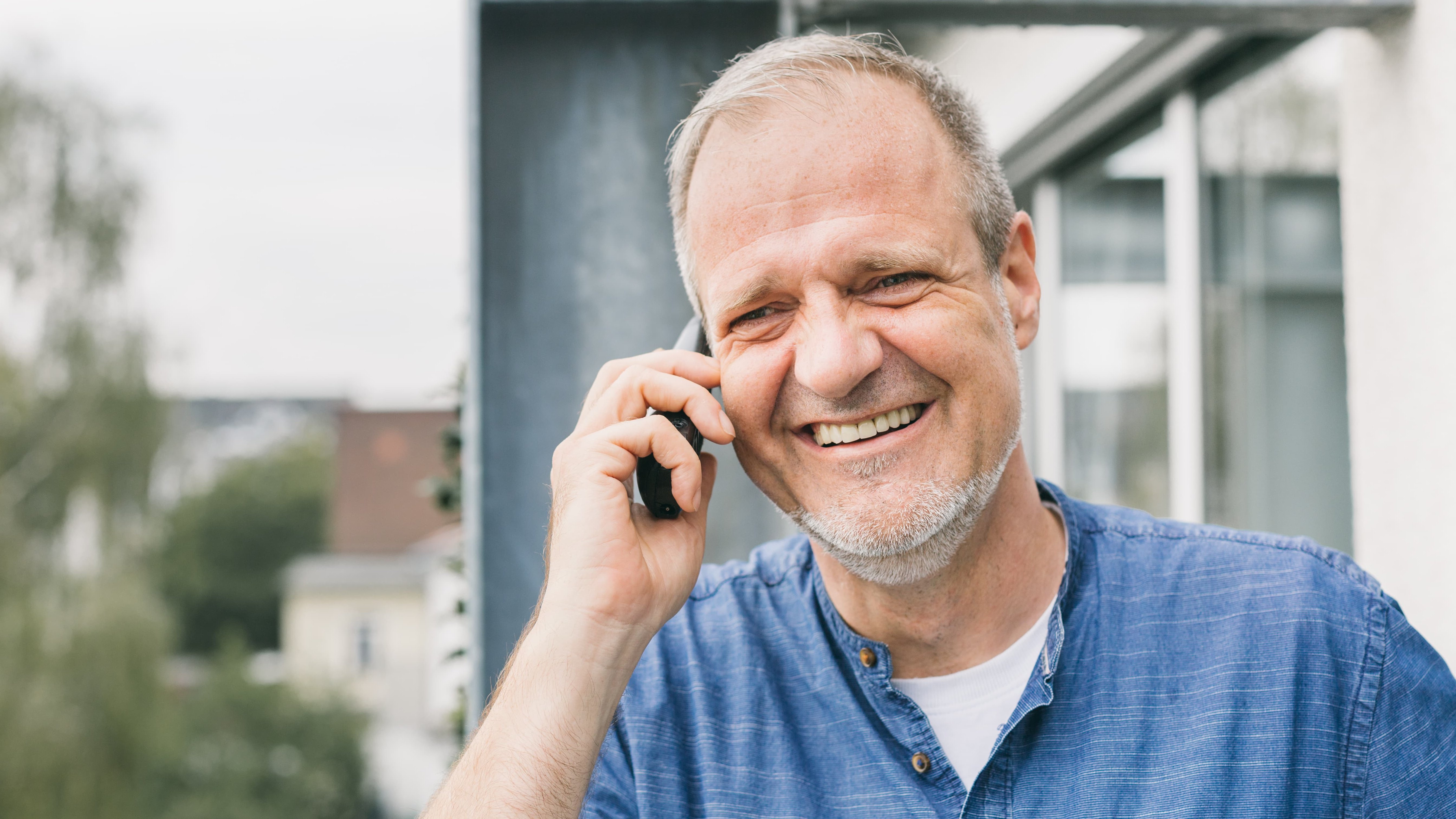 Mann im Leinenhemd telefoniert