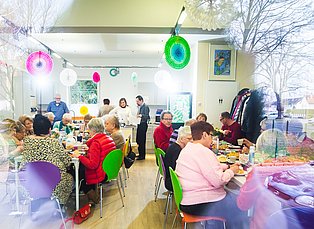 WSG Cafe Trio Nachbarschaftstreff Gruppe von Menschen im Cafe Trio
