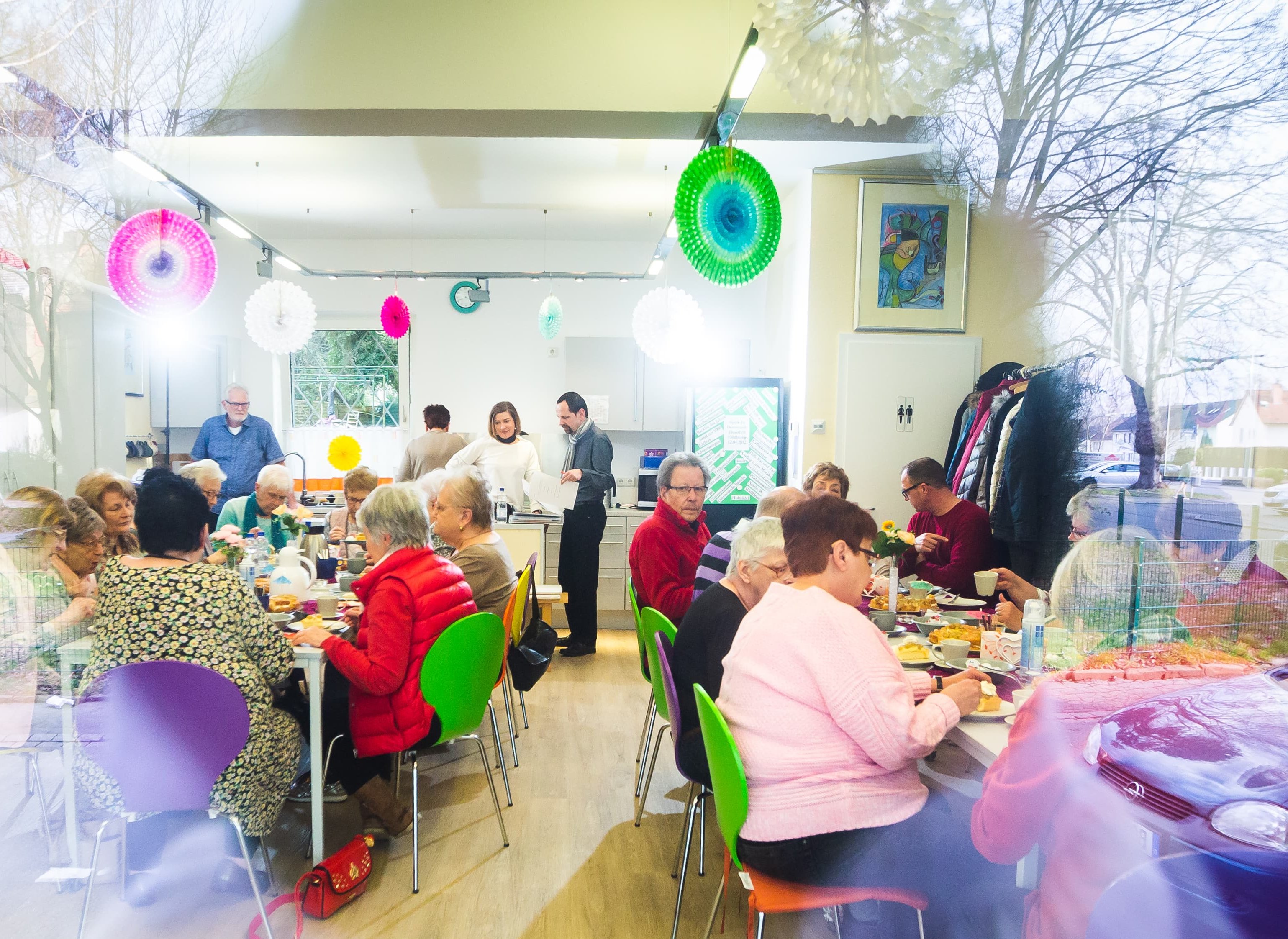Gruppe von Menschen im Cafe Trio 