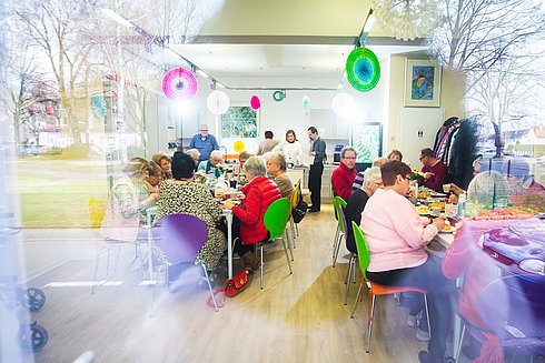 Gruppe von Menschen im Cafe Trio 