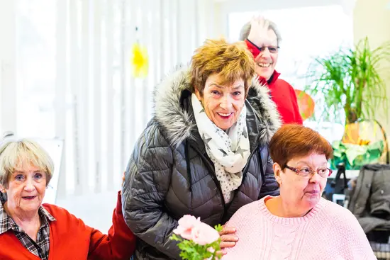 fröhliche Gruppe von Menschen im Cafe Trio
