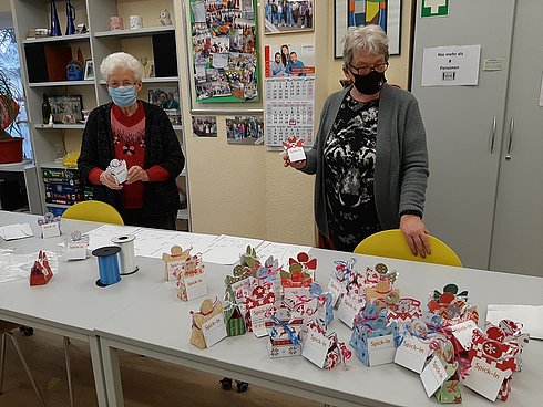 Zwei Damen basteln Weihnachtsengel 