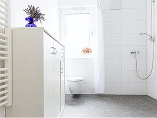 Muster-Badezimmer der WSG schwellenfreies Badezimmer, hell, weiß gefliest