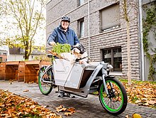 Mann mit WSG Lastenrad und Hund vorne drin