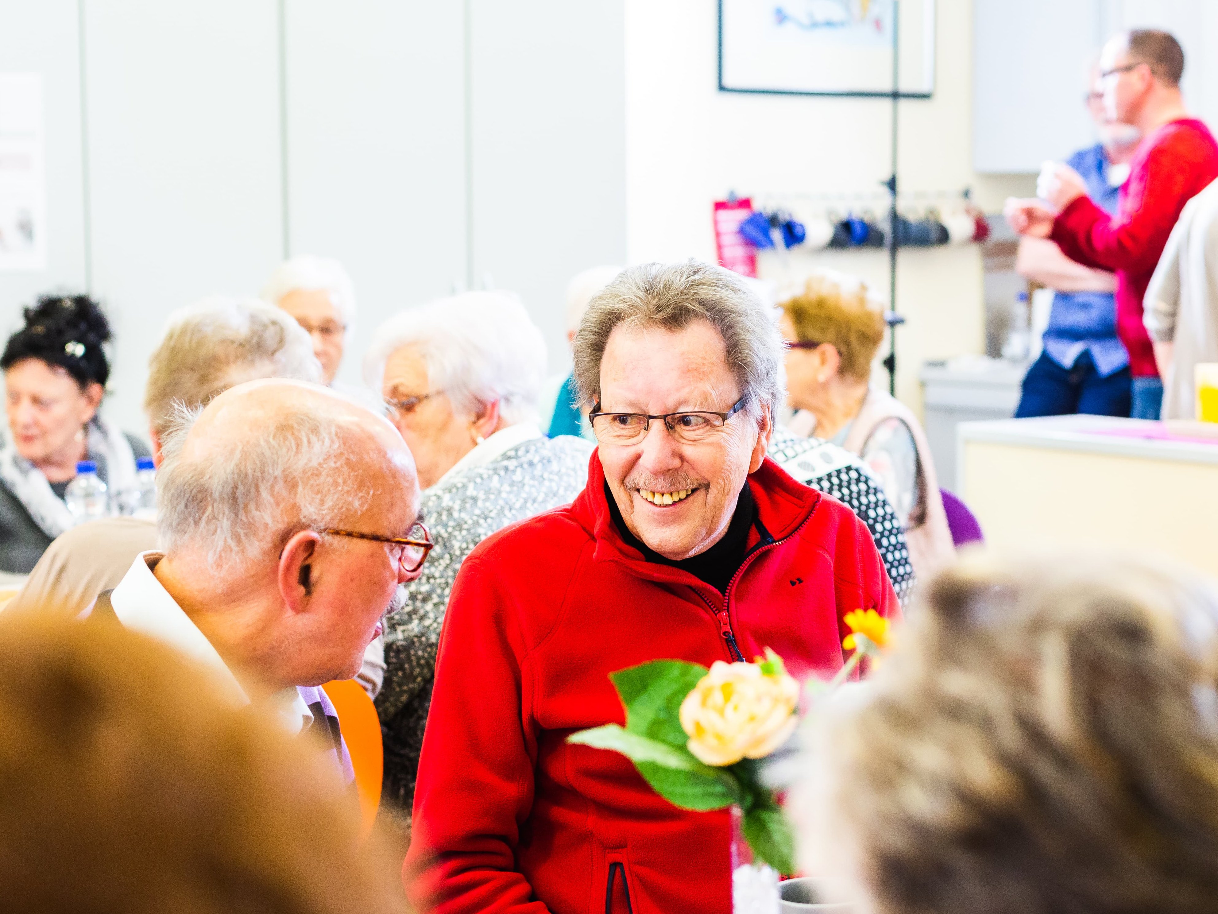 Ältere Menschen beim gemeinsamen Kaffetrinken 