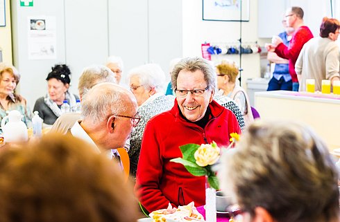 Ältere Menschen beim gemeinsamen Kaffetrinken 