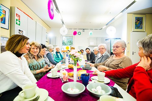 Gruppe von Menschen essend im Cafe Trio 