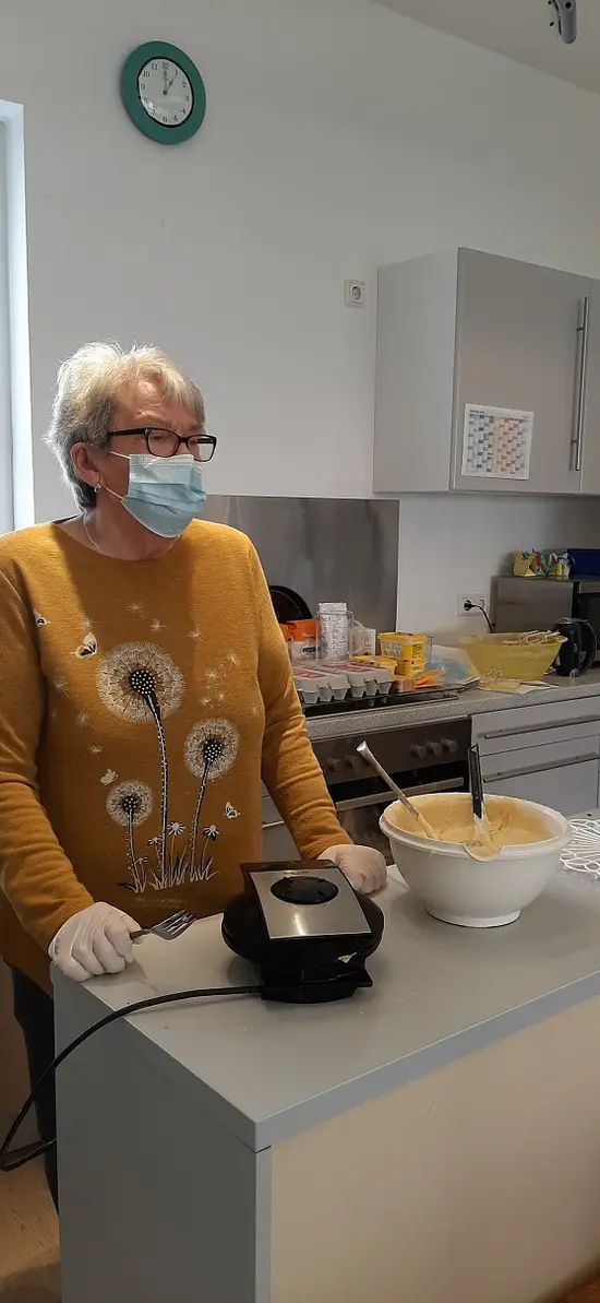 Dame backt Waffeln