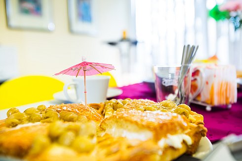 leckerer Kuchen mit Schirmchen im Cafe Trio