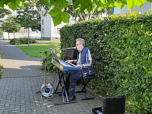 Musiker mit Keyboard und Mikrofon 