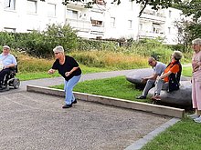 Mieter spielen Boule im Spick-In Köln Klanggarten
