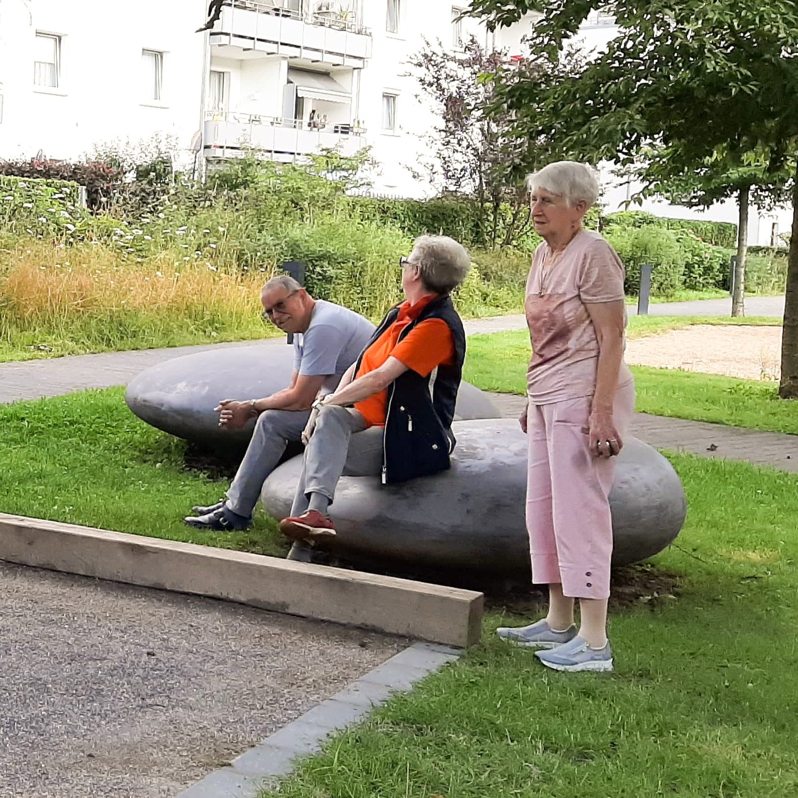 Mieter spielen Boule im Spick-In Köln Klanggarten