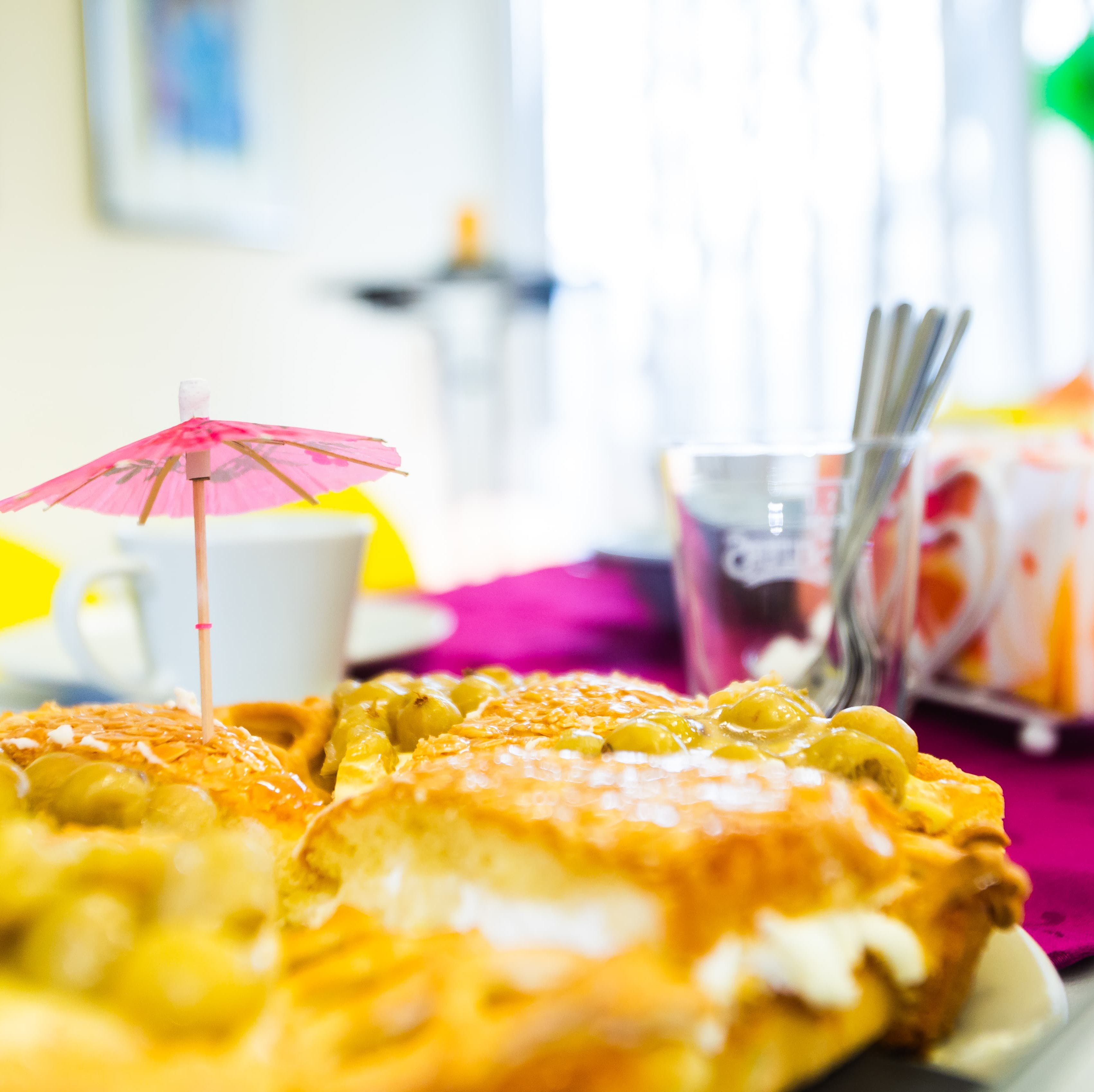 leckerer Kuchen mit Schirmchen 