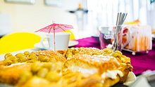leckerer Kuchen mit Schirmchen 