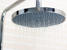 Duschkopf mit laufendem Wasser