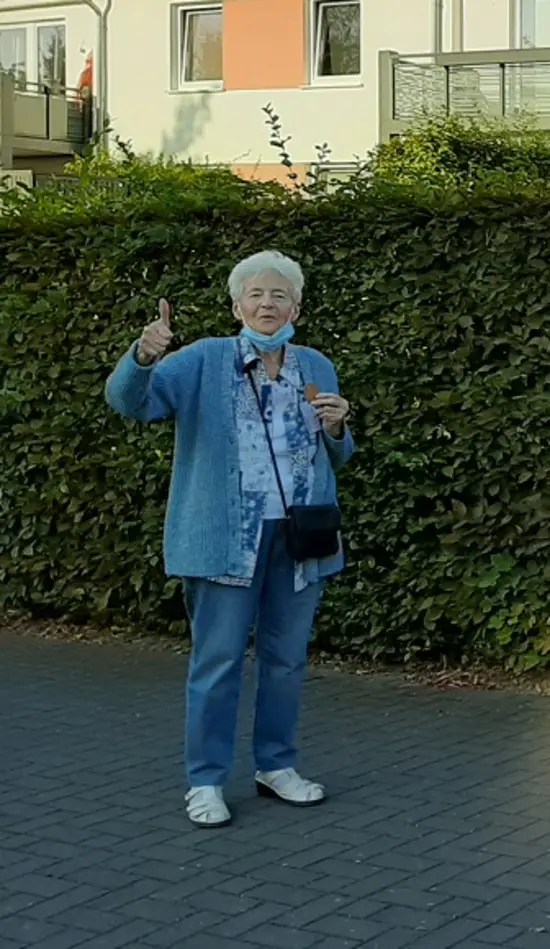 Frau Wester zeigt den Daumen nach oben