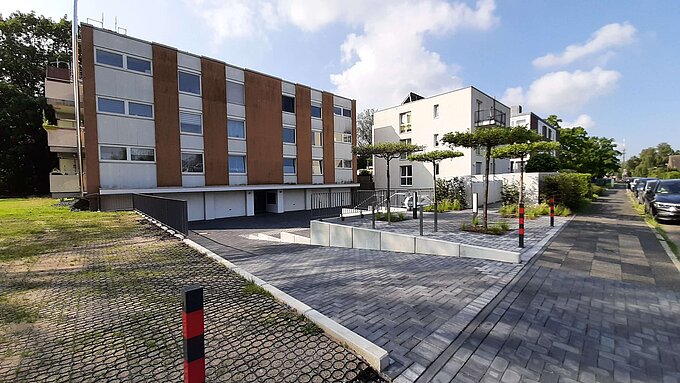 Hausansicht vorne mit Hof 