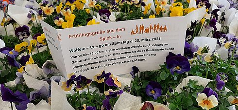 Bestellkarte für Waffeln und ein Blumengeschenk