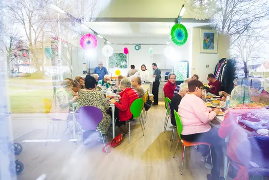 Gruppe von Menschen im Cafe Trio