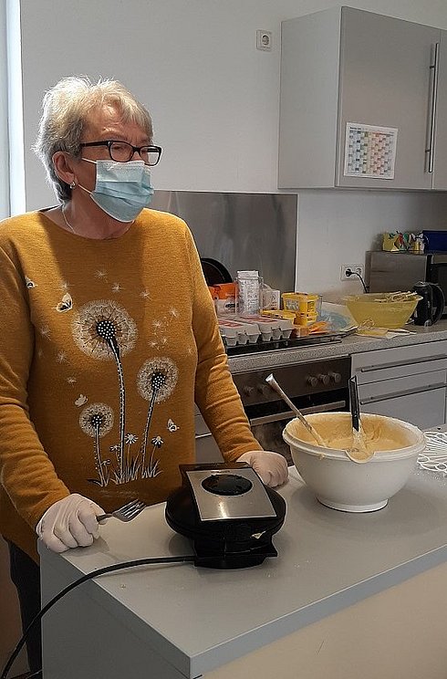 Dame backt Waffeln  
