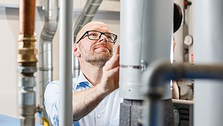 WSG Notdienst Mieterservice Mann kontrolliert Heizungsanlage