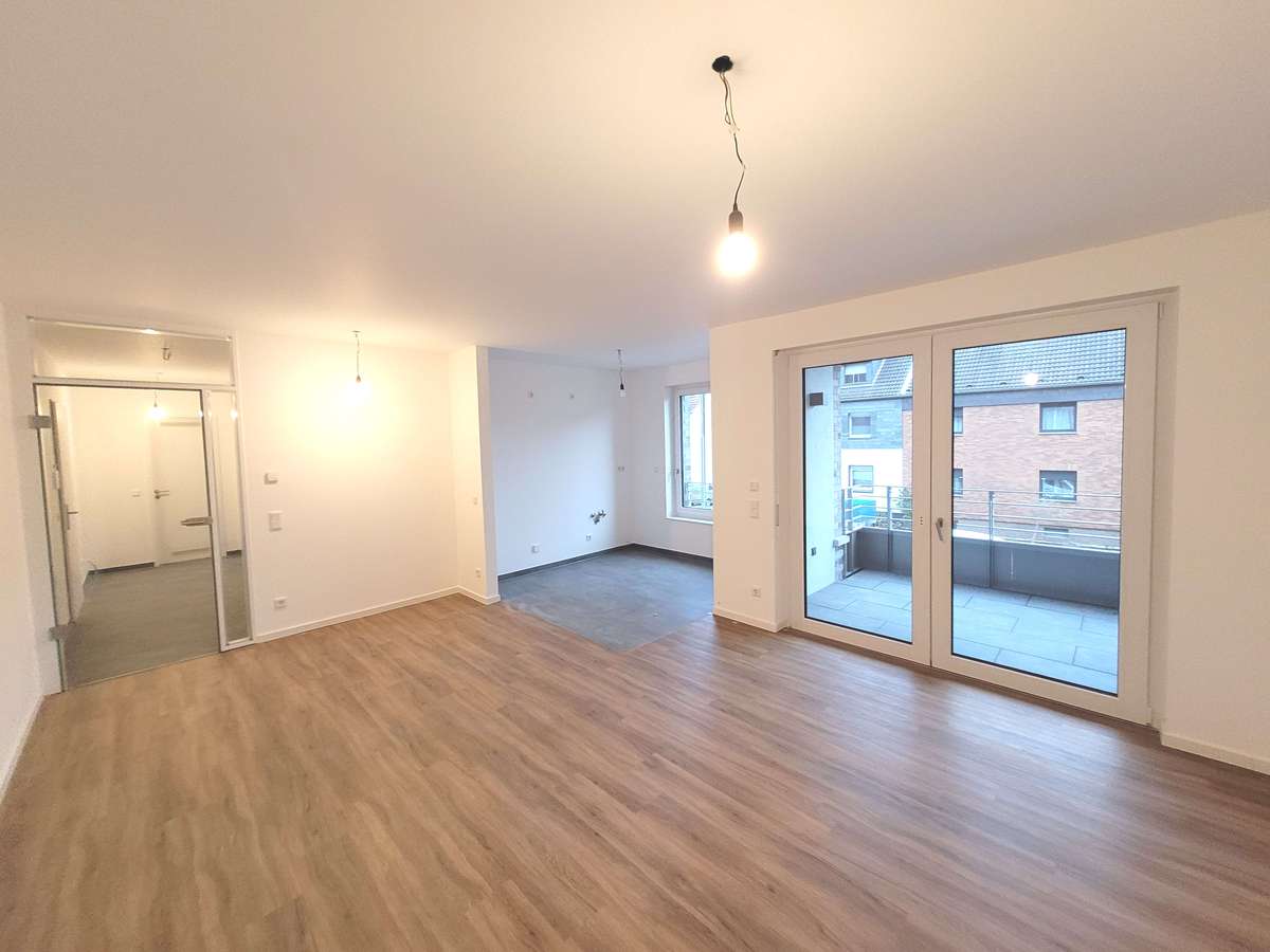 Wohnzimmer mit offener Küche