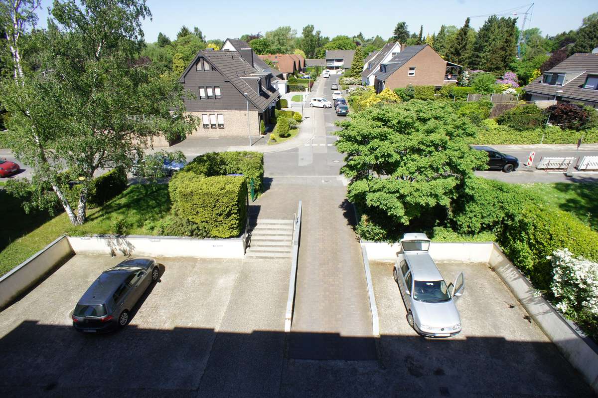 Hof und Stellplätze 