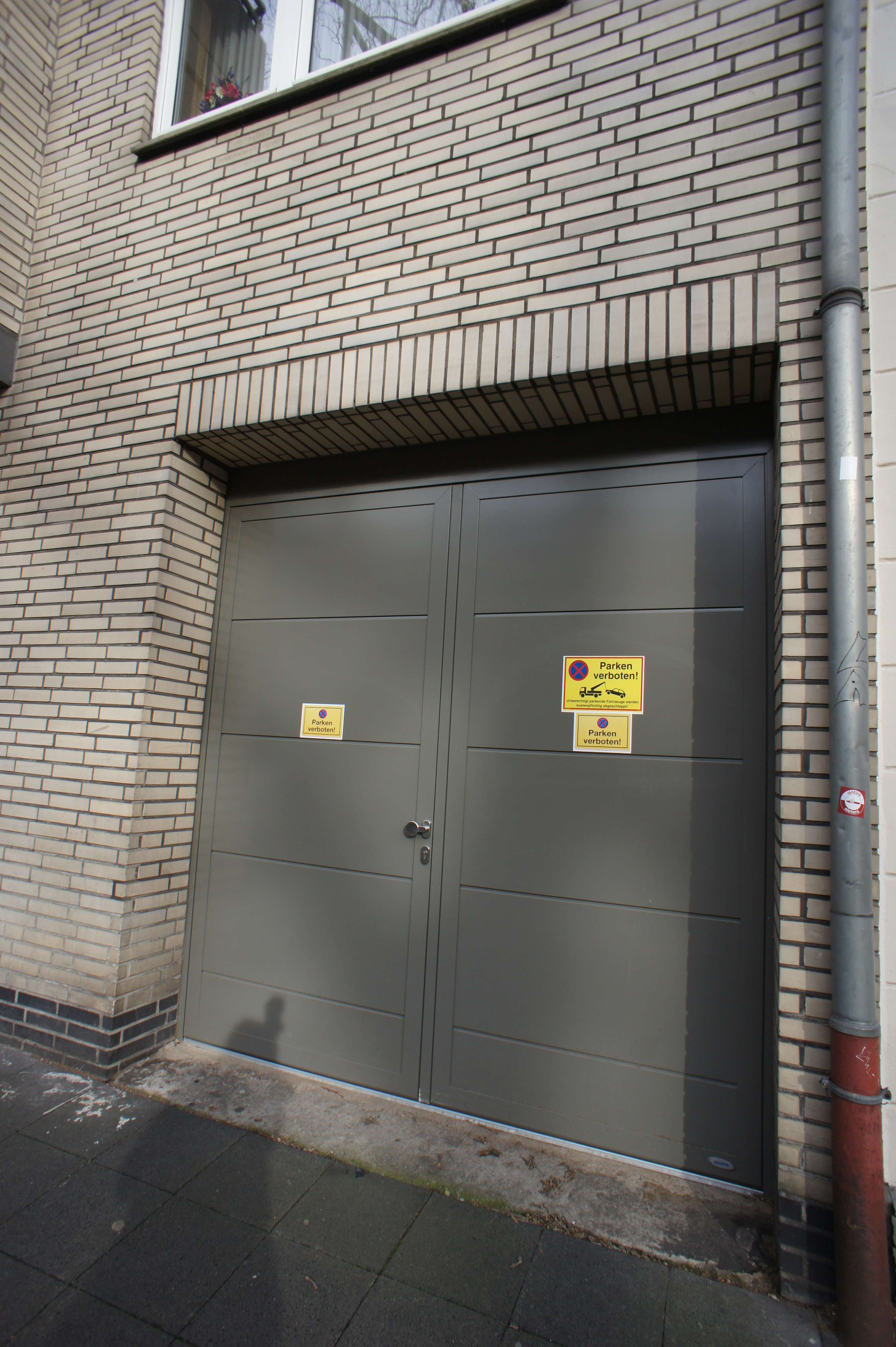Einfahrt Hof/Carport