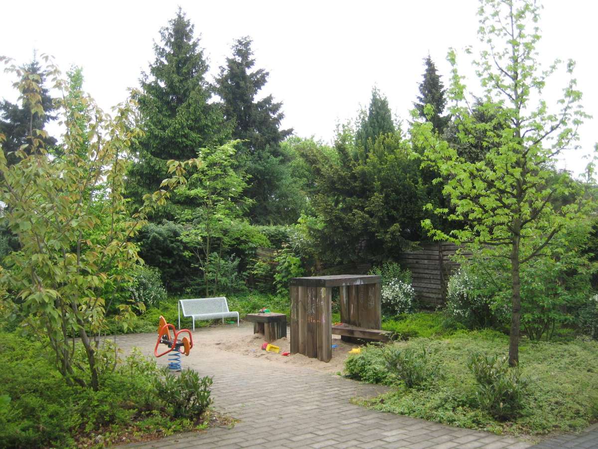 Spielplatz vor dem Haus