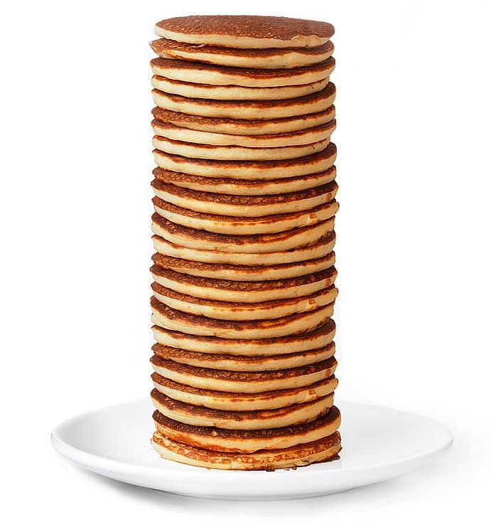 Wir bieten einfach mehr Ein hoher Turm aus Pfannkuchen