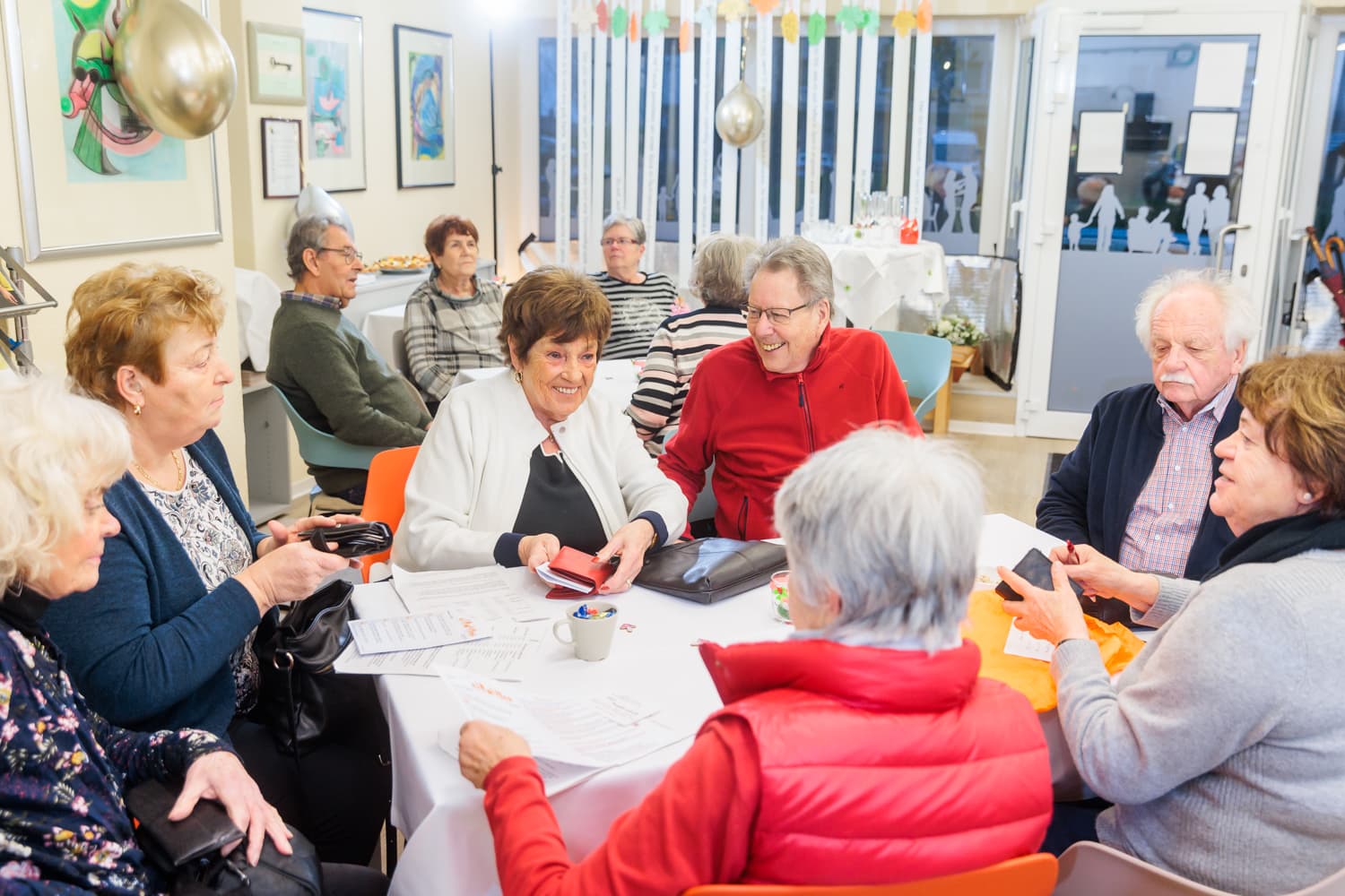 Ältere Leute sitzen am Tisch im Mietertreff Spick-In