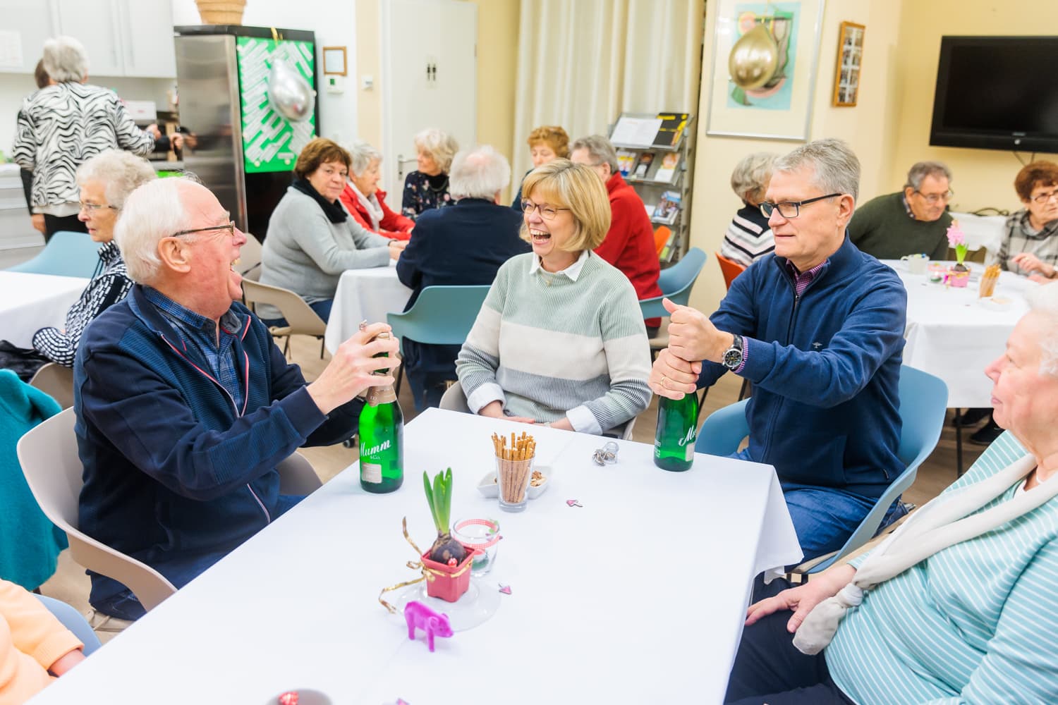 Anstoßen auf die Spendenübergabe im Mietertreff Spick-In