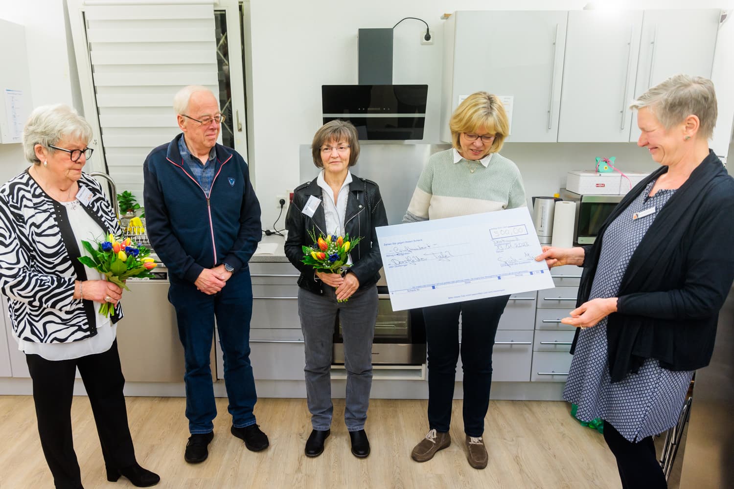 Spendenübergabe an die Leitung der Dorstfelder Tafel 