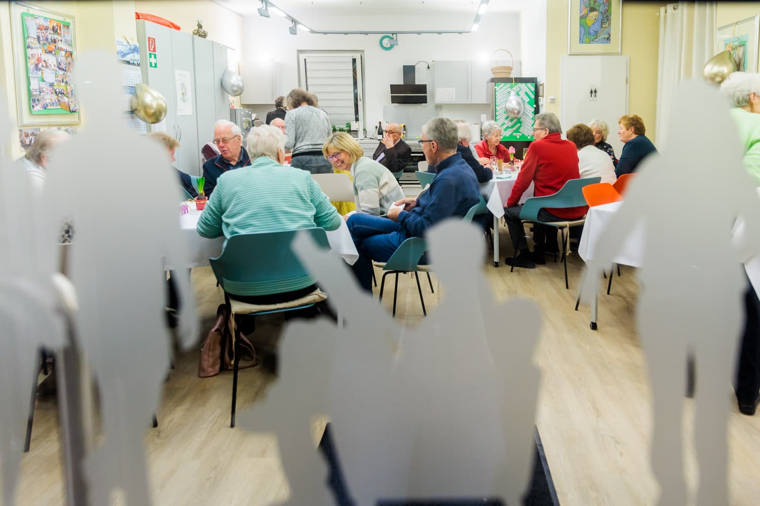 Zusammensitzen bei der Spendenübergabe im Mietertreff Spick-In 