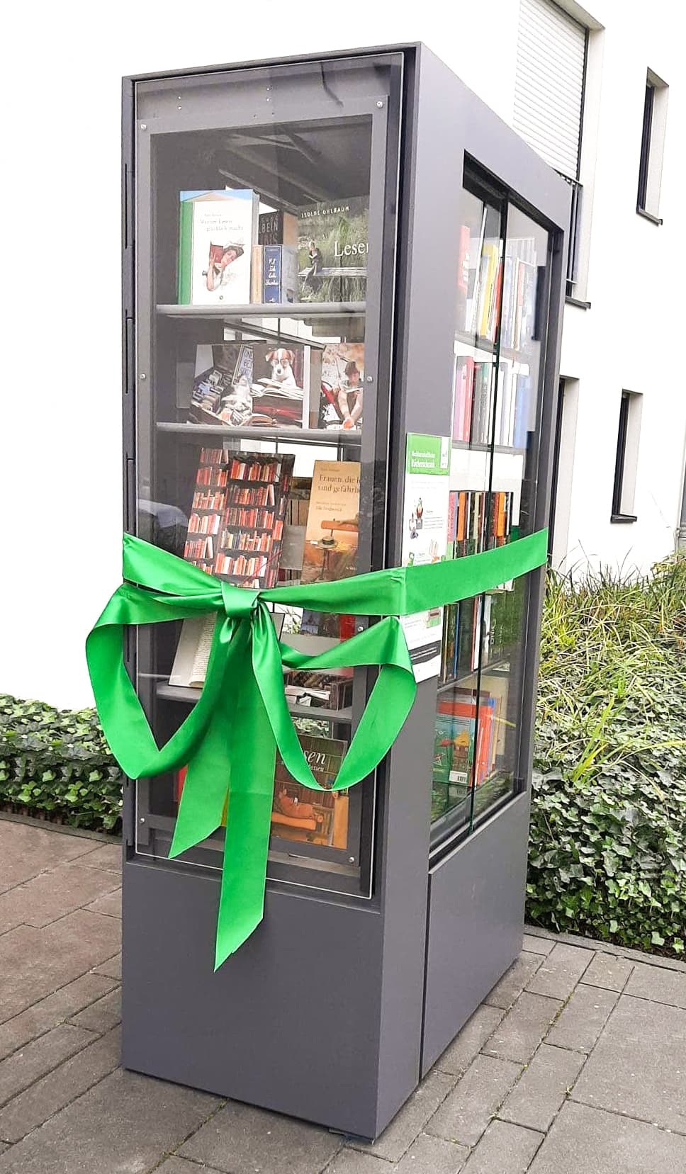 Bücherschrank im Spick-In Köln Klanggarten mit Schleife zur Eröffnung