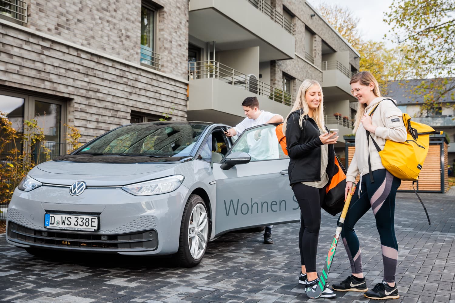 Zwei Frauen stehen vor einem grauen WSG Mobil 